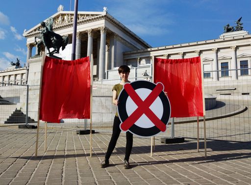 Flora Petrik mit ihrer Wahlkabinentour vor dem Parlament in Wien.