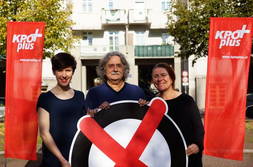 Flora Petrik, Mirko Messner und Ulli Fuchs beim
symbolischen Auftakt zu neuen Kämpfen am Friedrich-Engels-Platz in
Wien