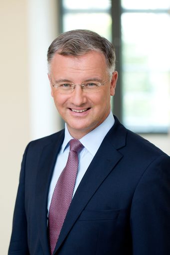  Univ. Prof. Dr. Markus Müller, seit 1. Oktober 2015
Rektor der MedUni Wien. Unirat und Senat bestätigen Rektor der
MedUni Wien bis 2023. Bild zur Weitergabe an die Presse. Bildcredit:
MedUni Wien/Matern