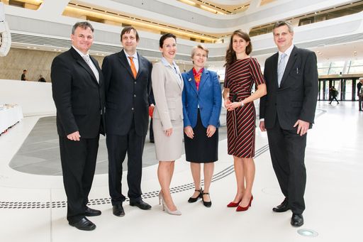 http://www.apa-fotoservice.at/galerie/10430 Im Bild
v.l.n.r.: Univ.-Prof. Dr. Martin Winner (Wirtschaftsuniversität
Wien), Prof. Holger Fleischer (Max-Planck-Institut, Hamburg), Dr.
Mariella Schurz (B&C Privatstiftung), Univ.-Prof. Dr. Susanne Kalss
LL.M. (Wirtschaftsuniversität Wien), Dr. Elisabeth Brameshuber
(Wirtschaftsuniversität Wien), Univ.-Prof. Dr. Ulrich Torggler LL.M.
(Universität Wien)