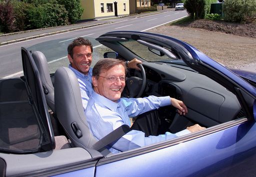  Feistritz, 12.6.2000: FPÖ LH Jörg Haider mit ÖVP
Kanzler Wolfgang Schüssel in seinem Porsche Cabrio auf dem Weg zum
Kufenstechen. (c) Gert Eggenberger.. Redaktioneller Abdruck
honorarfrei bis 31.12.2017 ausschließlich im Zusammenhang mit
Berichterstattung über die Ausstellung "DER ENTSCHEIDENDE MOMENT -
70 Jahre Syndikat Foto Film" und nur bei Urhebernennung "Foto: Gert
Eggenberger". Danach tritt Honorarpflicht zugunsten des Urhebers
ein.