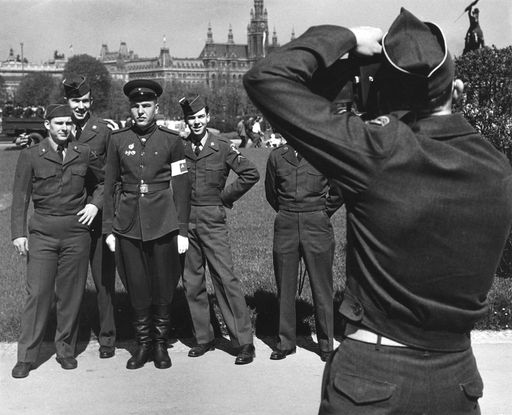 Vorschau Bild von Wien, 1955: Erinnerungsfotos bei der letzten
Wachablösung auf dem Heldenplatz vor der Wiener Hofburg, dem Sitz
der allierten Hochkommission. (c) Franz Hubmann