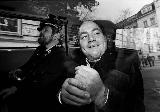 Vorschau Bild von Wien, 1990: Udo Proksch wird nach Untersuchung
gefesselt abtransportiert. Redaktioneller Abdruck honorarfrei bis
31.12.2017 ausschließlich im Zusammenhang mit Berichterstattung über
die Ausstellung "DER ENTSCHEIDENDE MOMENT - 70 Jahre Syndikat Foto
Film" und nur bei Urhebernennung "Foto: Gerhard Sokol"