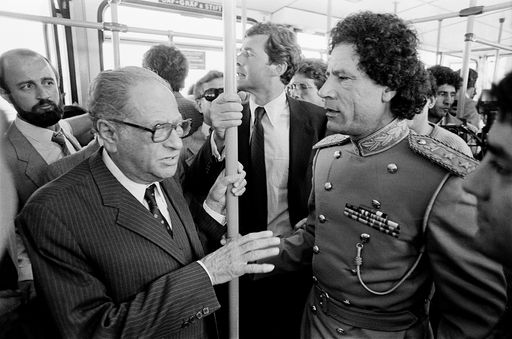 Vorschau Bild von Wien-Schwechat, März 1982: Der österreichische
Bundeskanzler Dr. Bruno Kreisky und Muammar al Gaddafi fahren
gemeinsam mit dem Vorfeldbus auf dem Flughafen Wien-Schwechat.
Redaktioneller Abdruck honorarfrei bis 31.12.2017 ausschließlich im
Zusammenhang mit Berichterstattung über die Ausstellung "DER
ENTSCHEIDENDE MOMENT - 70 Jahre Syndikat Foto Film" und nur bei
Urhebernennung "Foto: Wolfgang Sos"
