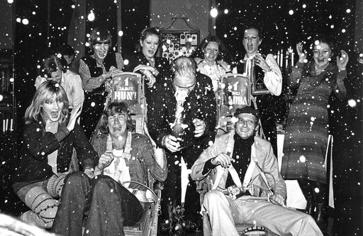 Vorschau Bild von Wien, 29.11.1976: James HUNT und Niki LAUDA feiern
bei Udo PROKSCH im Club 45 nach dem Formel 1 WM-Titel für James
Hunt. Copyright: Walter Wobrazek..Redaktioneller Abdruck honorarfrei
bis 31.12.2017 ausschließlich im Zusammenhang mit Berichterstattung
über die Ausstellung "DER ENTSCHEIDENDE MOMENT - 70 Jahre Syndikat
Foto Film" und nur bei Urhebernennung "Foto: Walter Wobrazek".
Danach tritt Honorarpflicht zugunsten des Urhebers ein.