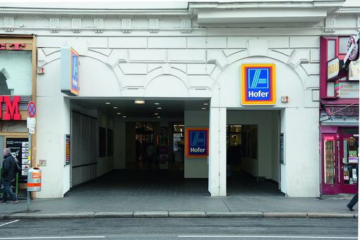 Vorschau Bild von Wo vor rund 90 Jahren das Kolosseum Kino als großes
Lichtspieltheater mit 700 Plätzen eröffnet wurde, befindet sich seit
Ende 2004 ein HOFER-Standort.