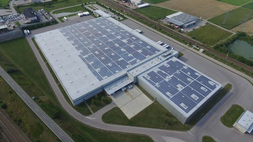 Vorschau Bild von Riesige Photovoltaikanlagen auf den Lagerdächern sorgen für
grünen Strom und somit für eine enorme Einsparung von
CO2-Emissionen.