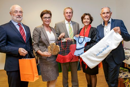  Die Festgäste freuen sich mit der Reha-Klinik und dem
Trägerverein pro mente kärnten über 15 erfolgreiche Jahre.