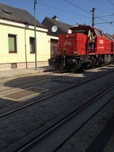 ÖBB-Lok bedrohlich nahe an den Gehsteigen
