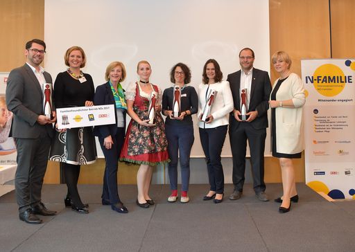  Ausgezeichnete niederösterreichische
familienfreundlichste Siegerbetriebe 2017. Günther Schranz (Mater
Salvatoris Alten- und Pflegeheim GmbH), Irene Bamberger
(Vizepräsidentin IV-Familie), Waltraud Rigler (Landesvorsitzende
FIW, Vorsitzende IV-Familie-Kuratorium), Isabella Dober (Haustechnik
Farthofer e.U.), Monika Enigl (BIOENERGIE+2020 GmbH), Christina
Lohninger (Moorheilbad Harbach Betrieb GmbH & CO KG), Helmut Pfeffer
(FH Wr. Neustadt)