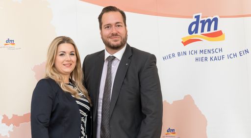  https://www.apa-fotoservice.at/galerie/10211/ Im
Bild v.l.n.r.: dm Geschäftsführerin Petra Gruber, dm Geschäftsführer
Harald Bauer.