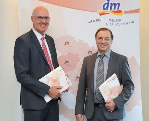 Vorschau Bild von https://www.apa-fotoservice.at/galerie/10207
WALS/SALZBURG: 2017-10-19 BILANZPRESSEKONFERENZ DM DROGERIEMARKT.Im
Bild die beiden Geschäftsführer von DM Drogeriemarkt v.l. Martin
Engelmann und Manfred Kühner.