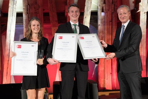 Vorschau Bild von In der Kategorie „HTL-Abschlussarbeiten“ ging der Preis an Anna
Bruckmaier, Daniel Brunner und Simon Huber von der HTL Braunau. Das
Team entwickelte im Rahmen der Diplomarbeit einen intelligenten
Straßenleitpflock, der ein Plus in der Straßensicherheit bringt.