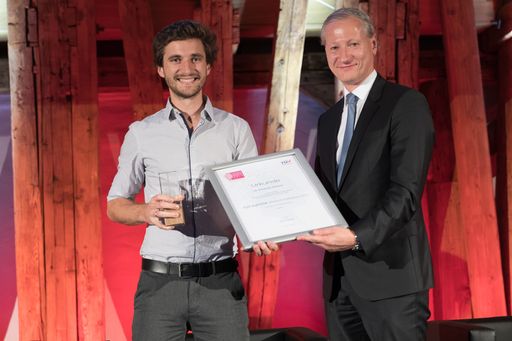 Vorschau Bild von In der Kategorie „Unternehmenspraxis“ punktete Christoph Grimmer,
Geschäftsführer der Efficient Energy Technology GmbH, einem Grazer
Start-up, mit der Entwicklung eines Plug&Play-Kraftwerks für den
Balkon. Haushalte können damit bis zu 25 Prozent ihres Strombedarfs
selbst erzeugen.