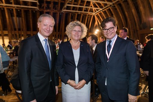 Vorschau Bild von Dr. Stefan Haas, CEO TÜV AUSTRIA, Dr. Sabine Seidler, Rektorin TU
Wien, Mag. Christoph Neumayer, Generalsekretär
Industriellenvereinigung: TÜV AUSTRIA prämierte zum sechsten Mal
innovative, kreative und nachhaltige Projekte von Österreichs
Ingenieurnachwuchs mit dem TÜV AUSTRIA Wissenschaftspreis und baut
mit der Initiative „Next Horizon“ seine Next-Generation-Aktivitäten
aus.