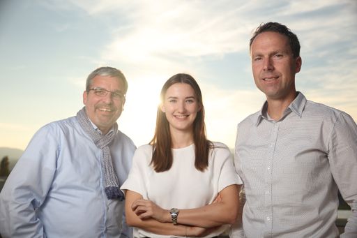 Vorschau Bild von Start des Digital Acceleration Incubators der TÜV AUSTRIA Group
unter dem Motto „NEXT HORIZON“: (v.l.n.r.) Thomas Doms, Principal
Consultant Digital Transformation,. Alexandra Markis, Area Manager
Industrie 4.0, Christoph Schwald, Head of Next Horizon & Innovation
Management, Area Manager Automated Driving.
