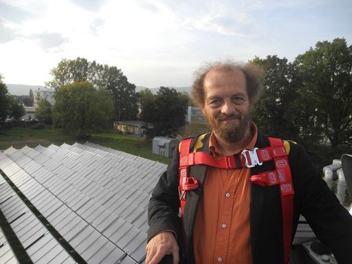 Vorschau Bild von Christian Holter, GF SOLID, vor einer
Großsolaranlage