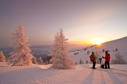 Wenn sich Kärnten, an der Alpensüdseite gelegen und
mit mildem, sonnenreichen Winterklima verwöhnt, mit einem
winterlichen Kleid bedeckt, warten einzigartige Naturerlebnisse. 12
von ihnen lassen sich als „Magische Momente“ buchen. Infos:
https://www.kaernten.at/aktivitaeten/winter/abseits-der-pisten/magis
che-momente/
