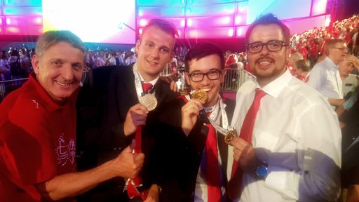 WKO Steiermark Präsident Josef Herk mit den beiden
Goldmedaillen-Gewinner David Wagner und Sebastian Gruber sowie
Maler-Goldtrainer Michael Tobisch (v.l.)