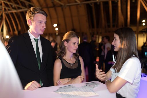 Vorschau Bild von Junge Forscher besuchen den Next Horizon Infopoint bei der TÜV
AUSTRIA Wissenschaftspreis Verleihung 2017: Anna Bruckmaier (Mitte),
Daniel Brunner (links) und Simon Huber von der HTL Braunau erhielten
den TÜV AUSTRIA Wissenschaftspreis 2017 in der Kategorie
HTL-Abschlussarbeit. Rechts im Bild: Alexandra Markis, Area Manager
des Digital Acceleration Incubators der TÜV AUSTRIA Group.