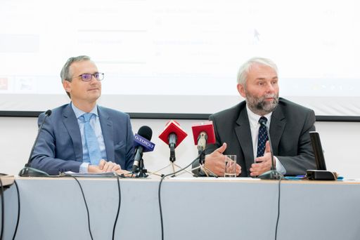 Der neue Tarifkalkulator bietet erstmals auch Angebotsvergleiche
für PV Überschusseinspeiser und Haushalte mit Smart Meter Im Bild:
Wolfgang Urbantschitsch und Andreas Eigenbauer, die beiden
Vorstandsmitglieder der E-Control (v.l.).