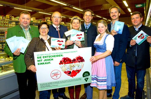 Bezirksbauernbundobmann Leopold Gruber-Doberer,
Landesbäuerin-Stv. Elisabeth Schwameis, LAbg. Karl Moser, Direktorin
Klaudia Tanner, Bezirksbauernkammer-Sekretär Martin Auer,
Gebietsbäuerin Silke Dammerer sowie die Bauernbund-Bezirksobmänner
von Persenbeug und Mank, Franz Leonhardsberger und Johannes Zuser
wiesen in Pöchlarn auf die Wichtigkeit der Herkunftssicherheit
qualitätsvoller Lebensmittel hin.