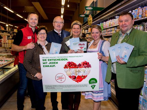 Vorschau Bild von Filialleiter Hannes Unterberger, Landesbäuerin-Stv. Elisabeth
Schwameis, LAbg. Karl Moser, NÖ Bauernbunddirektorin Klaudia Tanner,
Gebietsbäuerin Silke Dammer und Bezirksbauernbundobmann Leopold
Gruber-Doberer beim "Österreich isst frei"-Aktionstag in Pöchlarn.