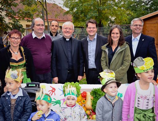 Michaela Sommer, Leiterin, Klemens Bottig, Pfarrer, Martin
Luckabauer, Bauingenieur, Franz Schuster, Domkapitular, Jürgen
Czernohorszky, Bildungsstadtrat, Susanna Haas, Pädagogische Leiterin
und Elmar Walter, Geschäftsführer St. Nikolausstiftung