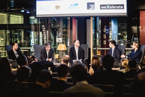 Teilnehmer der Podiumsdiskussion (v.l.n.r.): Walter
Kreisel (CEO Kreisel Systems), Lior Sethon (Deputy General Manager
of Aftermarket Devision Mobileye), Alexander Hotowy (CEO accilium),
Hermann Stockinger (CEO EasE-Link), Thomas Daiber (CEO Hubject
Berlin)