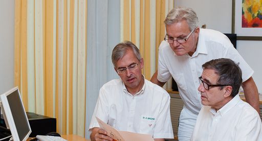  Interdisziplinäre Zusammenarbeit im
Brustgesundheitszentrum Goldenes Kreuz Privatklinik: v.l.: Dr.
Andreas Brezina, Leiter des Brustgesundheitszentrums, Prim. Dr. Karl
Gensthaler, Leiter der Chirurgie und Univ.-Doz. Dr. Hans Jantsch,
Leiter der Radiologie, bei der Begutachtung eines Brust-Befundes.