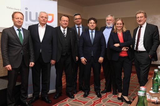 http://www.apa-fotoservice.at/galerie/10199 Im Bild
vl.: Dr. Michael Losch (BMWFW, Leiter Sektion Energie), Rudolf
Hundstorfer (ehem. Minister für Soziales und Konsumentenschutz und
ÖGB-Präsident), Ing. Mag. Dr. Paul Rübig (Abgeordneter zum
Europäischen Parlament, ÖVP), Mag. Martin Reichard (Geschäftsführer
IWO-Österreich), Fabian Handte, MBA (Vorstandsvorsitzender
IWO-Österreich), Dr. Franz Fischler (ehem. EU-Kommissar, Minister
und Präsident des Ökosozialen Forums), Corinna Milborn (Moderation,
Infochefin bei PULS4), Dr. Ernst-Moritz Bellingen (Direktor
Eurofuel, IWO Deutschland)