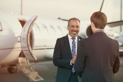 20.000 Flugmeilen in einer Woche: Cengiz Ehliz ist
bei der Markteinführung von "wee" in 19 Ländern präsent.