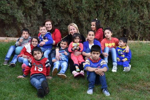 Endlich zuhause! Die ersten 12 Kriegswaisen sind
mit ihren SOS-Kinderdorf-Müttern ins SOS-Kinderdorf Saboura bei
Damaskus eingezogen. Insgesamt werden dort 80 Kinder ein
liebevolles, bleibendes Zuhause und auch psychologische
Unterstützung bekommen.