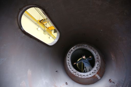 TPA KKS, Tochterunternehmen der TÜV AUSTRIA Group,
ist österreichischer Marktführer in der zerstörungsfreien
Werkstoffprüfung: Auf 120 Quadratmetern Grundfläche können Bauteile
mit bis zu zwölf Metern Länge und fünf Metern Breite geprüft werden.
Fünfzehn Meter Raumhöhe ermöglichen die problemlose Einfahrt von
großen Lkw mit Druckbehältern oder anderen Großkomponenten, etwa
Tragflächenteilen eines Flugzeuges. https://www.tpa-kks.at