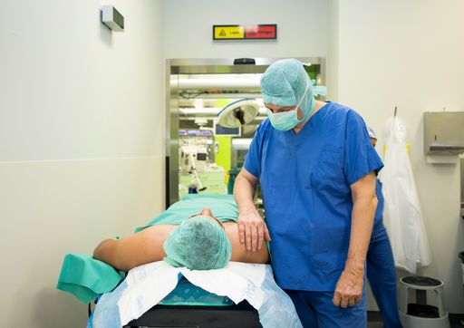 Prim. Prof. Dr. Bruno Niederle vor der Operation