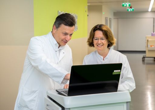 Vorschau Bild von Prim. Prof. Dr. Bruno Niederle und OÄ Dr. Michaela
Abrahamowicz im Gespräch