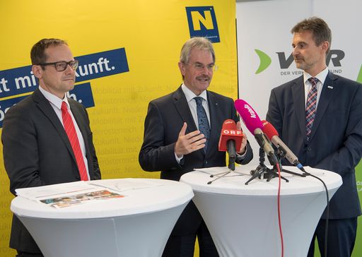 Landesrat Wilfing (Mitte), VOR-Geschäftsführer
Schroll (rechts) und ÖBB-RM-Ost-Leiter Elsner stellen die kommenden
Angebotserweiterungen im Bahnverkehr vor.