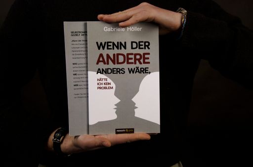 Vorschau Bild von „Wenn der Andere anders wäre, hätte ich kein
Problem“: Wie viel Energie stecken wir in dieses Bemühen, versuchen
Lösungen und scheitern. Die „äußere“ Welt (Partner, Kollegen,
Rahmenbedingungen) kann oft nicht direkt verändert werden, die
Einstellung im Umgang damit sehr wohl, indem man Verantwortung für
die persönliche Entwicklung übernimmt.