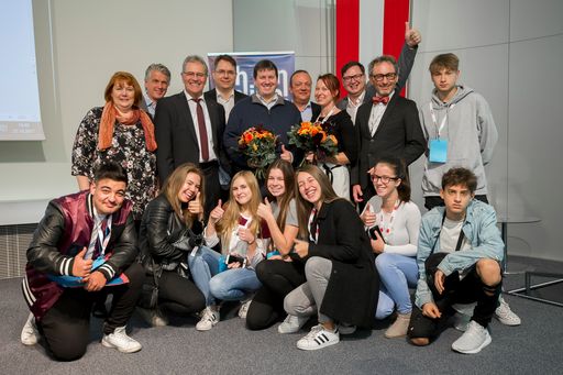 Vorschau Bild von https://www.apa-fotoservice.at/galerie/10710 Bild
zeigt: Regina Hönigsberger, Initiatorin, Thomas Holzhuber, holzhuber
impaction, Edgar Mayer, Präsident des Bundesrates, Markus Zoglauer,
ETRON Softwareentwicklungs- und Vertriebs GmbH, Peter Lieber,
LieberLieber Software, Peter Haunold, Fabasoft Austria AG,
Bernadette Spieler, Institut für Softwaretechnologie, TU Graz,
Christian Rupp, Digitales Österreich, Christoph Holz, WK Tirol und
SchülerInnen.