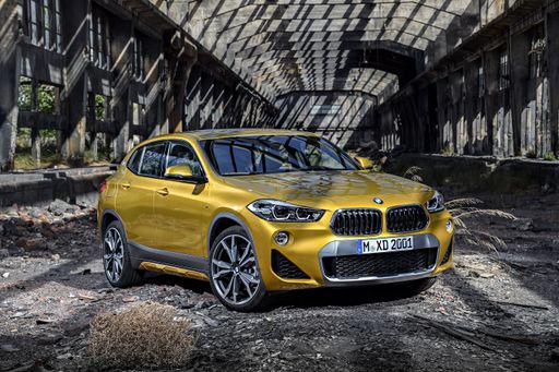 Ein Designmerkmal fällt besonders ins Auge: Die BMW Doppelniere
kehrt im BMW X2 die bisher bekannte Trapezform um und wird nach
unten hin breiter.