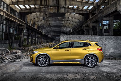 Vorschau Bild von Das zusätzliche BMW Logo in der C-Säule zitiert ein beliebtes
Detail klassischer BMW Coupés wie 2000 CS und 3.0 CSL und verweist
so dezent auf die sportlichen Gene des BMW X2.