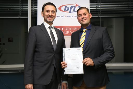 Marin Schilk, Leiter der Zertifizierungsstelle, und
der erste Wiener Absolvent Oliver Baron-Westa