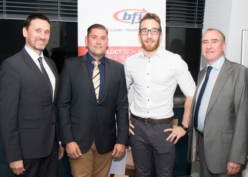 Vorschau Bild von Martin Schilk, Leiter der Zertifizierungsstelle,
Absolvent Oliver Baron-Westa, Absolvent Lukas Burin und Michael
Sturm, BFI Österreich (v.l.n.r.).