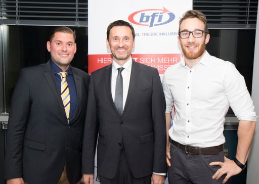 Vorschau Bild von Martin Schilk (M.), Leiter der
Zertifizierungsstelle, mit den Absolventen Oliver Baron-Westa (l.)
und Lukas Burin.