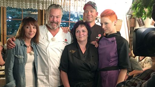 Die RTL II-Kochprofis Frank Oehler und Andi
Schweiger besuchen Restaurantbetreiberin Mandy nach fünf Jahren noch
einmal in ihrer "Turmbaude" um nach dem Rechten zu sehen. Dieses Mal
holen sie sich weibliche Unterstützung von Gastköchin Meta
Hildebrand. "Die Kochprofis - Einsatz undercover" am Donnerstag, 26.
Oktober 2017, um 20:15 Uhr bei RTL II.