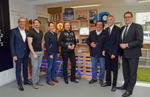 Gruppenfoto beim Rundgang im „Base EINS“ (v. l.):
MCI-Rektor Andreas Altmann, Initiator Franz Ferdinand Locker,
Vizepräsidentin Barbara Thaler (Wirtschaftskammer Tirol),
Wirtschaftslandesrätin Patrizia Zoller-Frischauf, Eduard Fröschl
(Fröschl Bau), Rektor Tilmann Märk (Universität Innsbruck) und
Stadtrat Franz X. Gruber