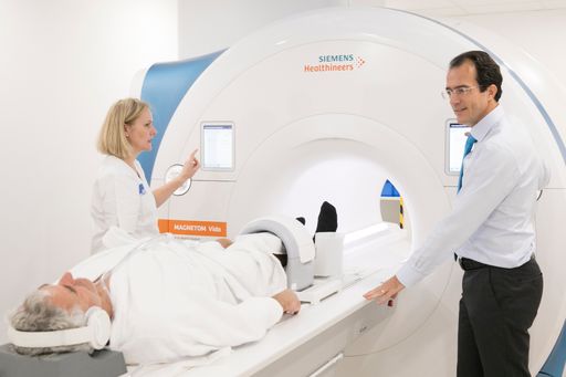 Univ. Doz. Dr. Till Bader, MSc mit Patienten am
neuen MR-Gerät: Untersuchungen gehen rascher vonstatten; die
Untersuchungsdauer ist kürzer