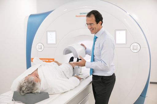 Vorschau Bild von Univ. Doz Dr. Till Bader, MSc mit Patienten beim
neuen MR-Gerät.