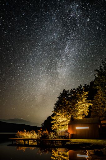 Biwak unter den Sternen. Rifugio sotto le stelle - Ein
Sehnsuchtsversprechen am Millstätter See. Wann haben Sie zuletzt
bewusst die Sterne über sich wahrgenommen? Das Fenster über dem Bett
verleiht der Natur einen Rahmen, der es erlaubt, die funkelnden
Sterne am Himmel und den Sonnenaufgang am Morgen zu erleben.