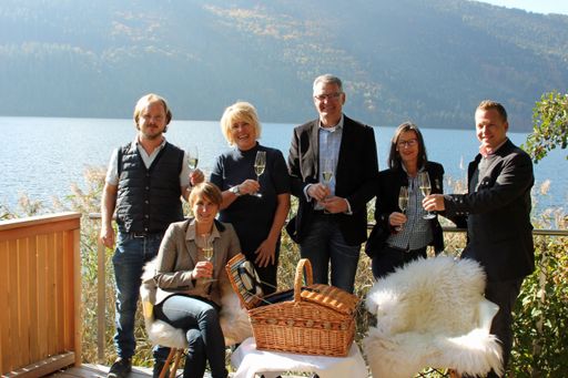 Vorschau Bild von Ein Hoch auf die Biwak unter den Sternen. Rifugio sotto le
stelle. Sie sind der Übernachtungshit rund um den Millstätter See.
Die Betreiber wie Stefanie Unterweger, Goldeck Bergbahnen; Peter
Sichrowsky, Hotel Postillion am See, Millstatt; Maria Theresia
Wilhelm, MTG; Alexander Thoma, Millstätter Bäderbetrieb; Anita
Sieber, Hotel Alexanderhof, Millstatt; Paul Kern, Hotel zur Post,
Döbriach schließen die erste Saison mit großem Erfolg ab.